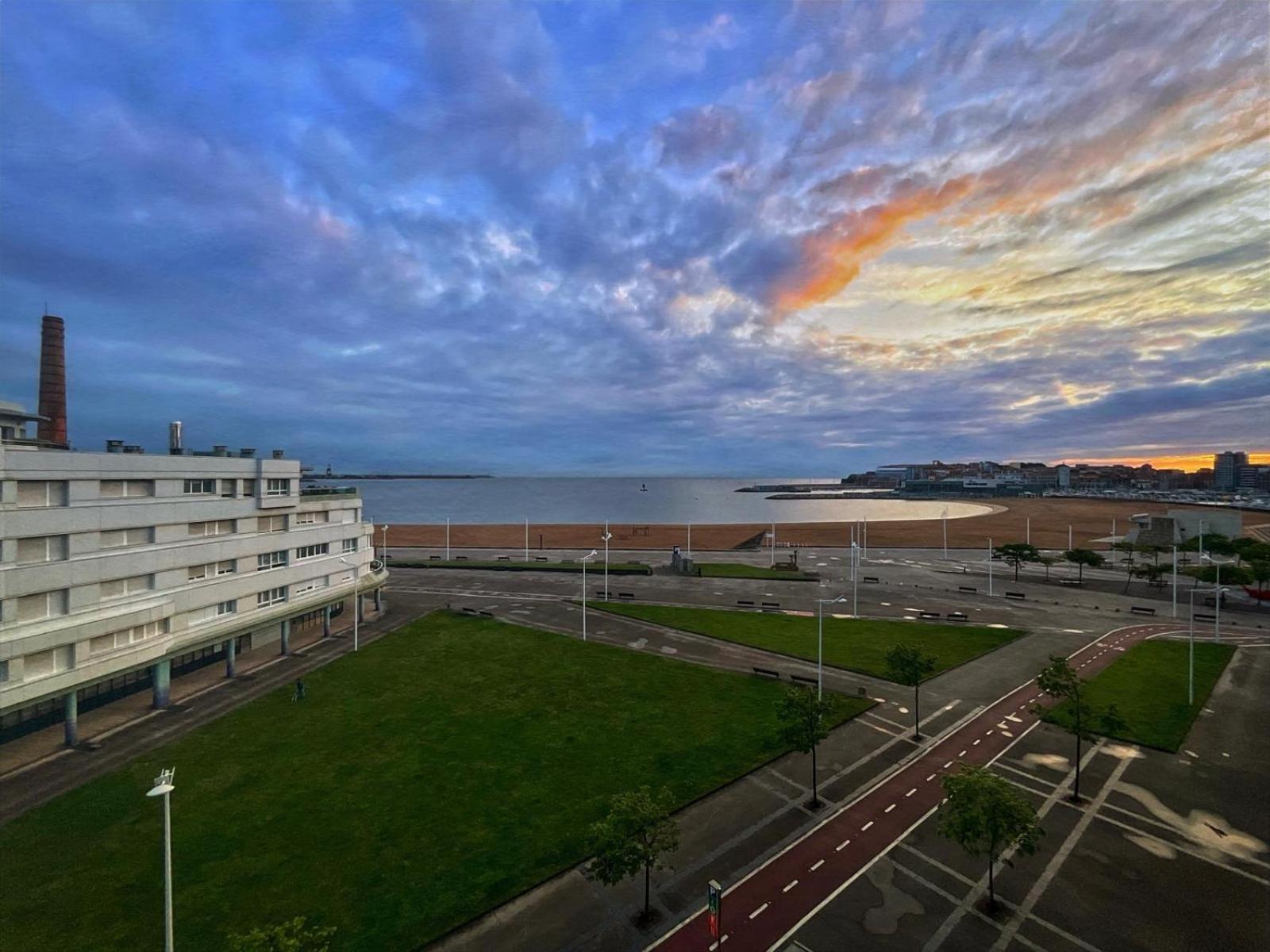 Apartamento El Atico De La Playa Parking Gratis Gijón Exterior foto